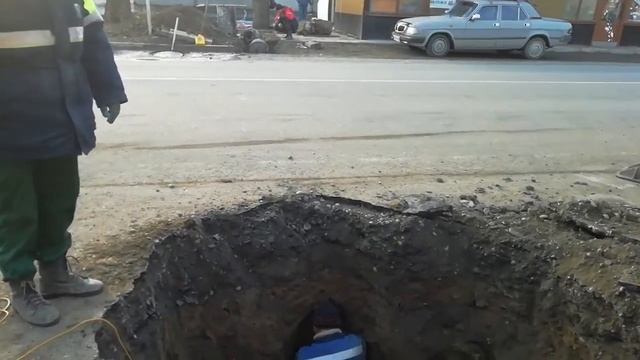 # Копаем траншеи поглощающие ямы Пробиваем под дорогой для водопроводных