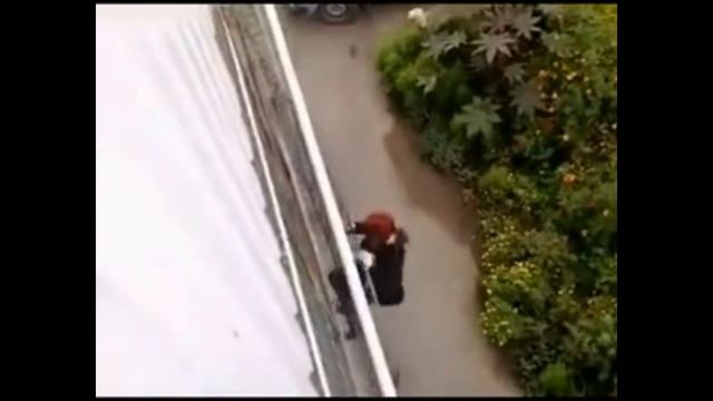 Любовница убегает через окно))))) Ржач!! смотреть онлайн