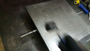 Нанесение краски на поверочную плиту с помощью валика