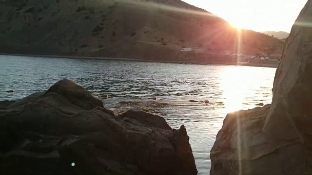 Скала из глины и минералов в Судаке смотреть онлайн