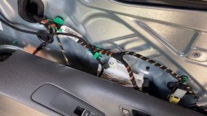 Не работает ручка открывания пассажирской  двери Volkswagen Tiguan, ремонт за 1 минуту.