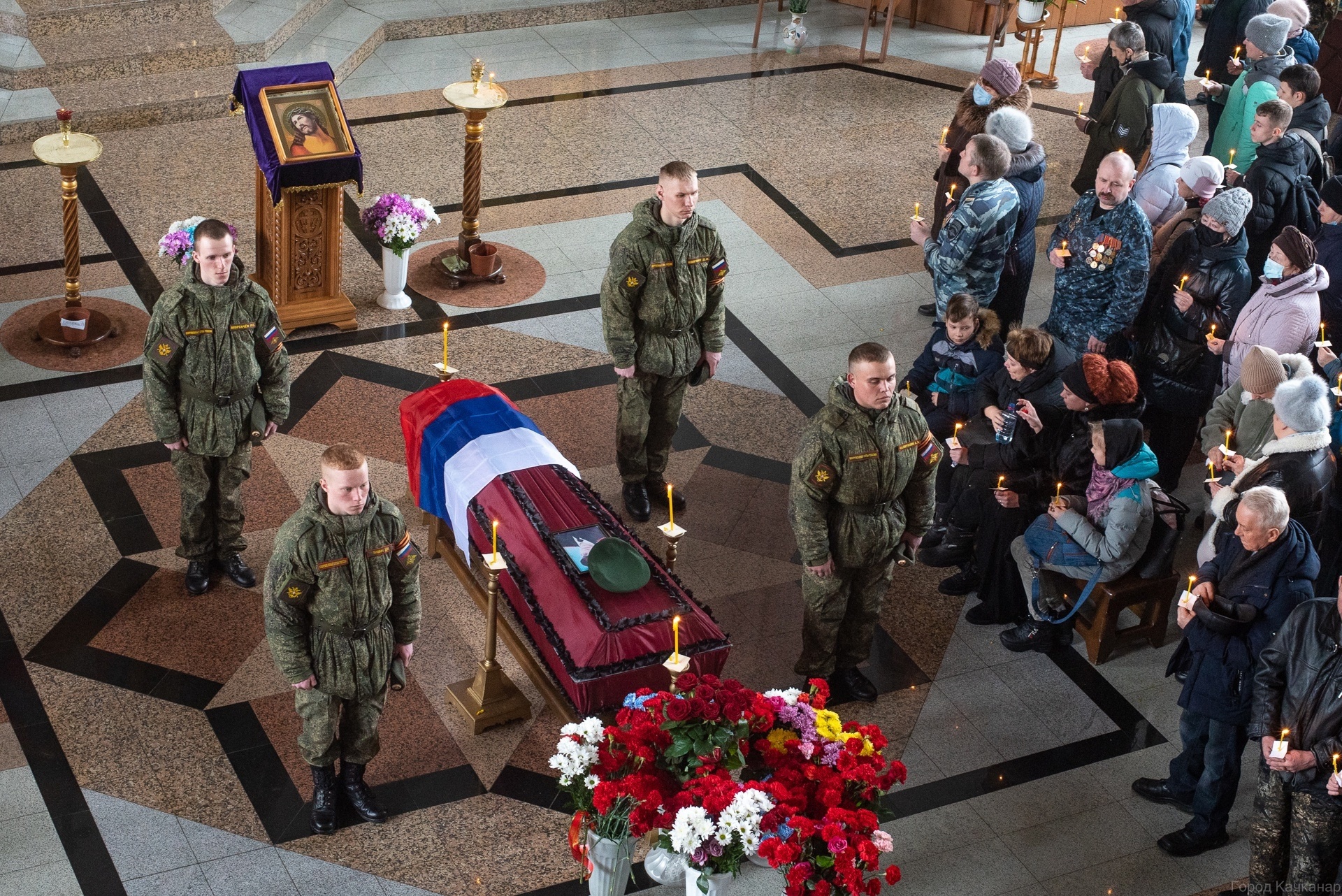 Сколько воинов сво погибло. Простились с военнослужащим погибшим. Украина похороны солдат. Простились с погибшим на Украине. Похороны военнослужащего погибшего на Украине.