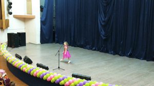 Маленькая девочка 6 лет круто поет