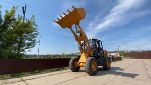 Как управлять фронтальным погрузчиком. Девушка-оператор. LONKING LG833N.