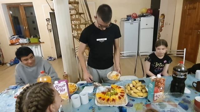 Празднуем день рождения Максима смотреть онлайн