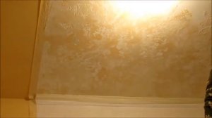 Нанесение фактурной штукатурки на потолок