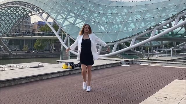 Девушка Танцует Идеально В Тбилиси Лезгинка 2022 Шибаба Чеченская Песня Хит ALISHKA Рядом С Мостом смотреть онлайн