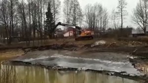 Длиннорукий экскаватор. Пруд в СНТ