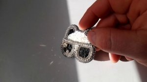 Брошь из бисера страз и стекляруса в исполнении стильной кошечки в очках. Брошь для одежды.