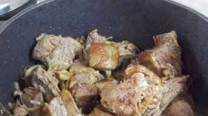 Утка, жаренная кусочками на сковороде
