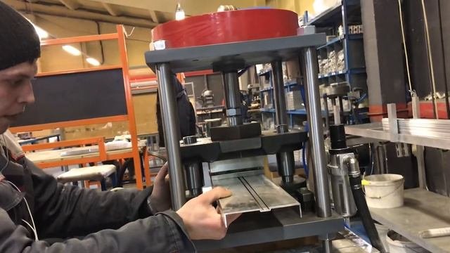 Пневматический пресс для штамповки отверстий и различных перфораций в алюминиевом профиле