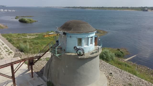 Старинная насосная станция на Волге в 4к. Столетняя водокачка. Видеосъемки Май - Август. Футаж.