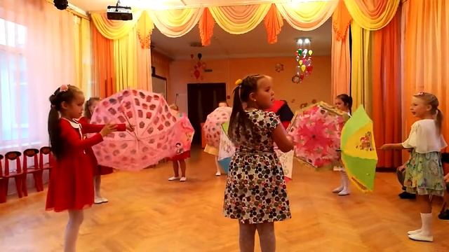 Танец с зонтиками