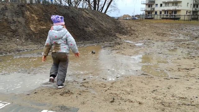 Настоящая свинка Пеппа прыгает по лужам! смотреть онлайн