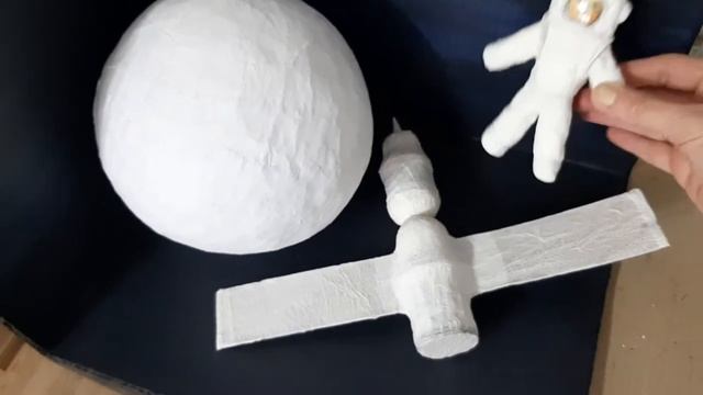 Подготовленные детали для поделки к дню космонавтики. смотреть онлайн