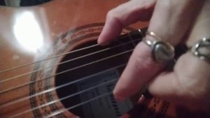 ?Названия❤️ СТРУН на гитаре как их вычислить с помощью 5 пальцев?МИ как МИзинчик самая тонкая струн