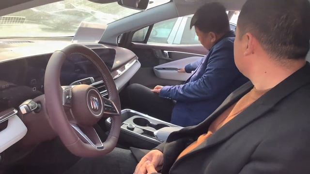 说好的去提新车，逛了一圈阿东小丽意见不同，不知道买哪个了 смотреть онлайн