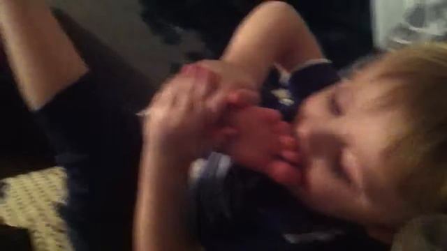 Родители не кормят) ем ноги)) смотреть онлайн