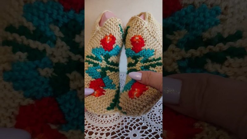 жмите на фото попадете на канал с видео #gestrickenehausschuh #knitting #вяжемтапочки