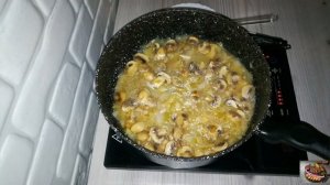 Куриная голень с шампиньонами в сливочном соусе.