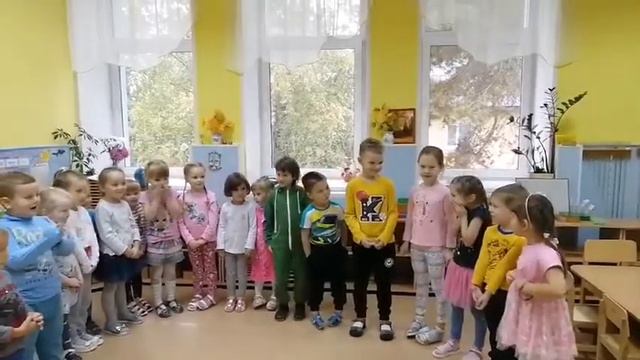 Дети группы №3 "Радужная" поздравляют детский сад "Школа Рыцарей и Принцесс" с Днем Рождения!