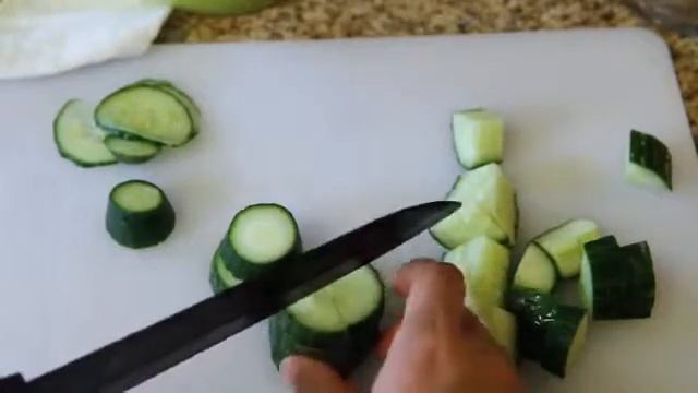 Рецепт салата со свежими и маринованными огурцами.