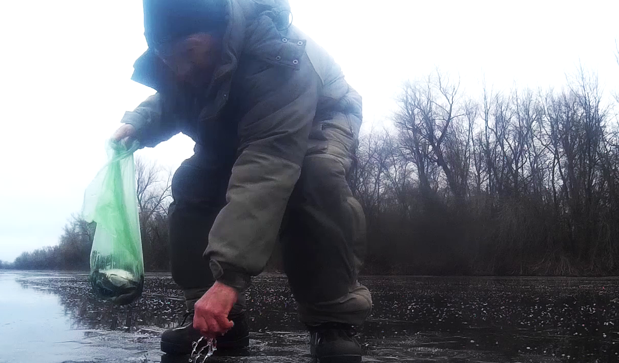С безмотылкой за плотвой по опасному льду зима вновь чудит.