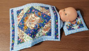 Лоскутное шитье. Одеяло и подушка для куклы.