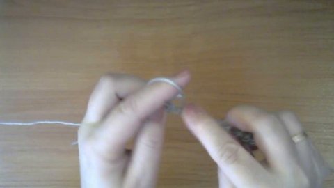 Узор спицами с обхватывающими петлями. Горизонтальные рельефные полоски.