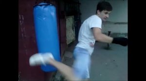 Как правильно бить боксёрскую грушу :D