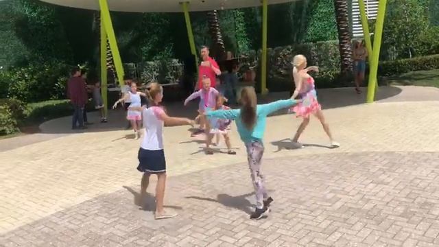 Хорошей день, Учимся танцевать в парке вальс смотреть онлайн