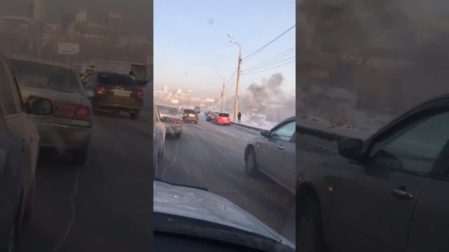 X-Trail горит на Октябрьском мосту в Красноярске смотреть онлайн