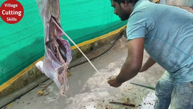 Goat intestine boti cleaning full prosesar skills by indian street market butcher man смотреть онлайн