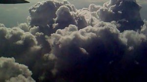 Тучи как люди...огромные белые облака в иллюминаторе.