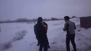 жестокий бой на кулаках двое каратист и борец против боксера.