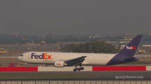 Грузовой Боинг 767 авиакомпании FedEx Express приземляется в аэропорту Бангкока.