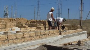 Строим дом часть 4. Разгружаем плиты перекрытия. Кладка стен из ракушки.