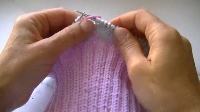 ОЧАРОВАТЕЛЬНАЯ, ДВУХЦВЕТНАЯ ШАПОЧКА СПИЦАМИ. смотреть онлайн