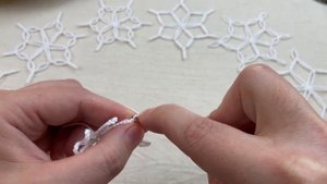 Снежинки крючком и блокировка. Вязаная снежинка №7