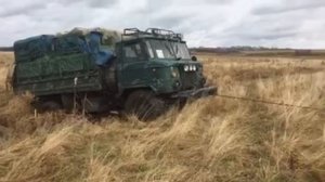 газ 66 застрял в ручье,лебедимся за сваю