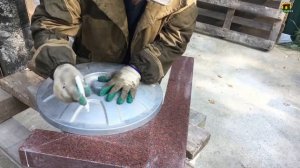 Памятник с красным крестом на Сормовском кладбище Нижнего Новгорода