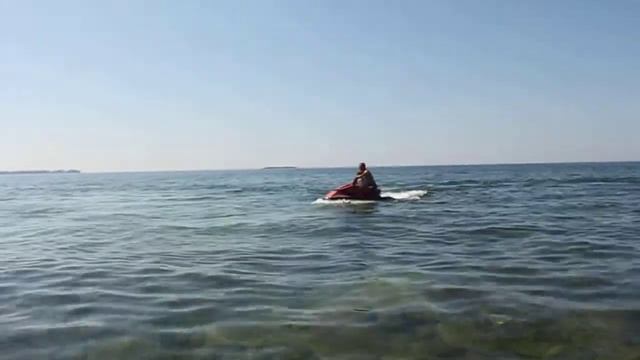 Маратик катается на водном мотоцикле! смотреть онлайн