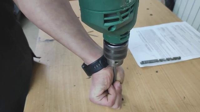 выкручивается патрон из дрели, вылетает винт крепления патрона The Chuck Is Unscrewed From Drill