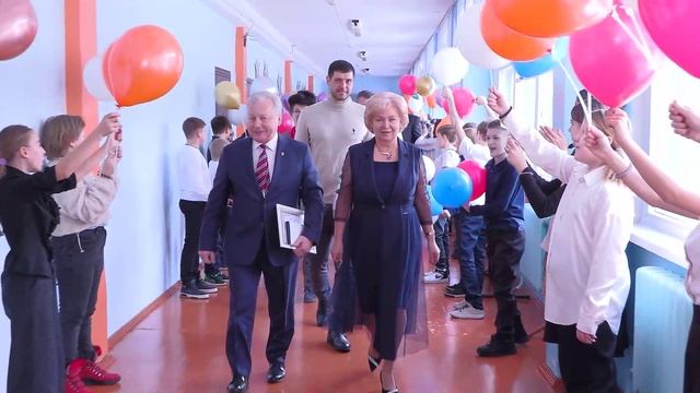 Сергей Серебренников поздравил с юбилеем директора школы №39 им. П.Н. Самусенко Светлану Митрофанову