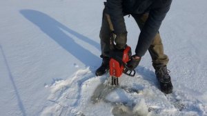 Пилим лёд  акомуляторной пилой зима 2021