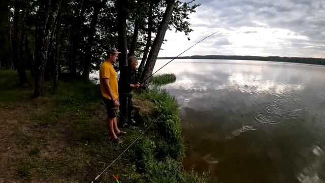 Вот это УЛОВ. Рыбалка дилетанта! Белорусская рыбалка на озере Чечевичи. С отцом на рыбалке, шашлыки смотреть онлайн