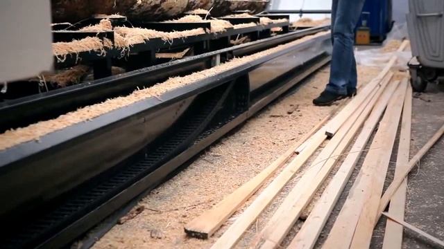 Продольная распиловка бруса на Угловом дисковом станке Walter UNIVERSAL-1000 смотреть онлайн