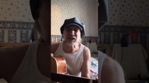 Mне пел нашептывал