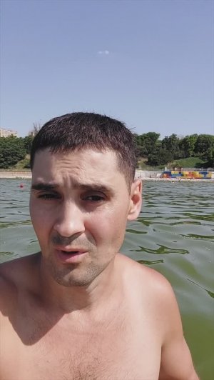 Решил поплавать в Азовском море, но не получилось.