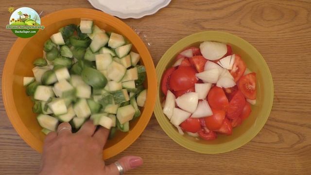 Салат из зеленых томатов и кабачков.